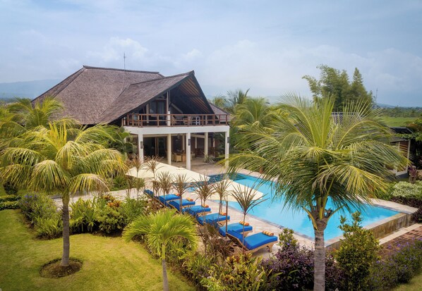 Outdoor pool, pool loungers