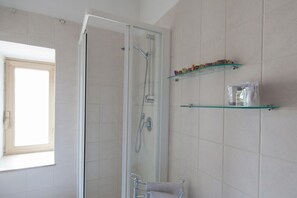 Kostenlose Toilettenartikel, Haartrockner, Bidet, Handtücher