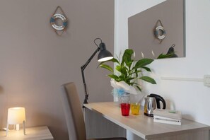 Deluxe-Zimmer, 1 Schlafzimmer, Gemeinschaftsbad (balcony, 5 Terre) | Essbereich im Zimmer