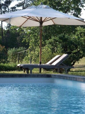 Außenpool, Sonnenschirme, Liegestühle