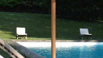 Piscine extérieure, parasols de plage, chaises longues