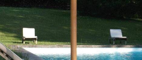 Piscine extérieure, parasols de plage, chaises longues