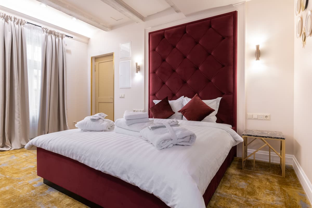 Apartemen, sauna | 2 kamar tidur, seprai premium, brankas, dan tirai kedap cahaya