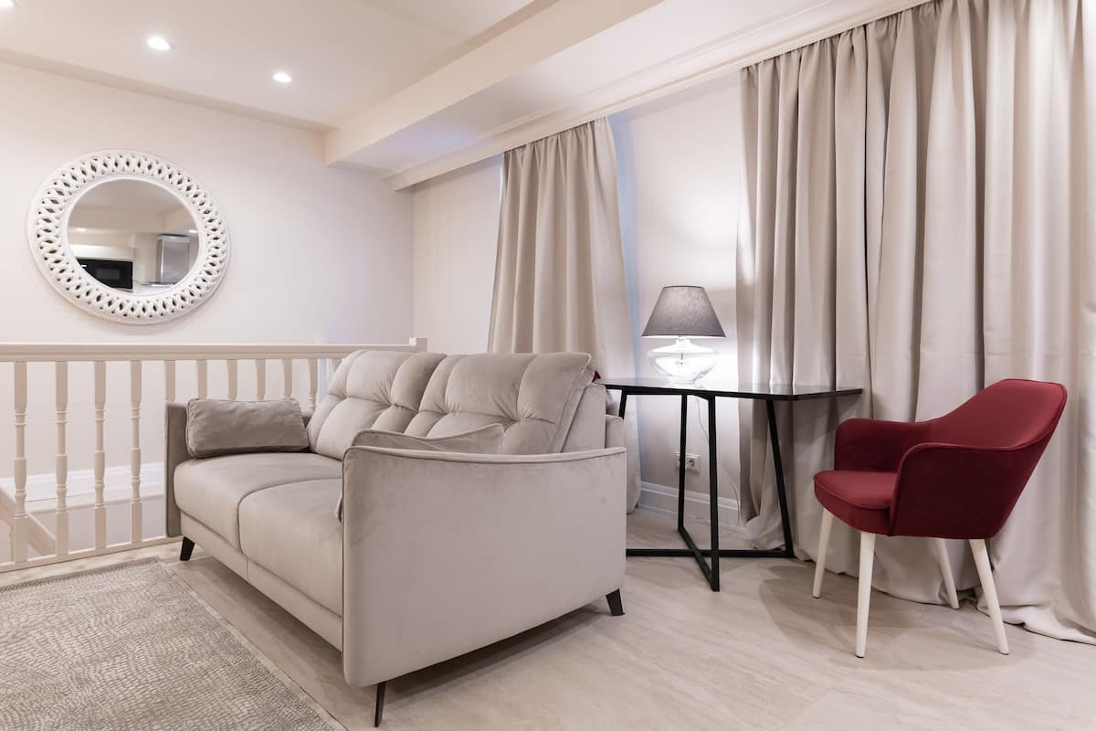 Apartemen Keluarga | 2 kamar tidur, seprai premium, brankas, dan tirai kedap cahaya