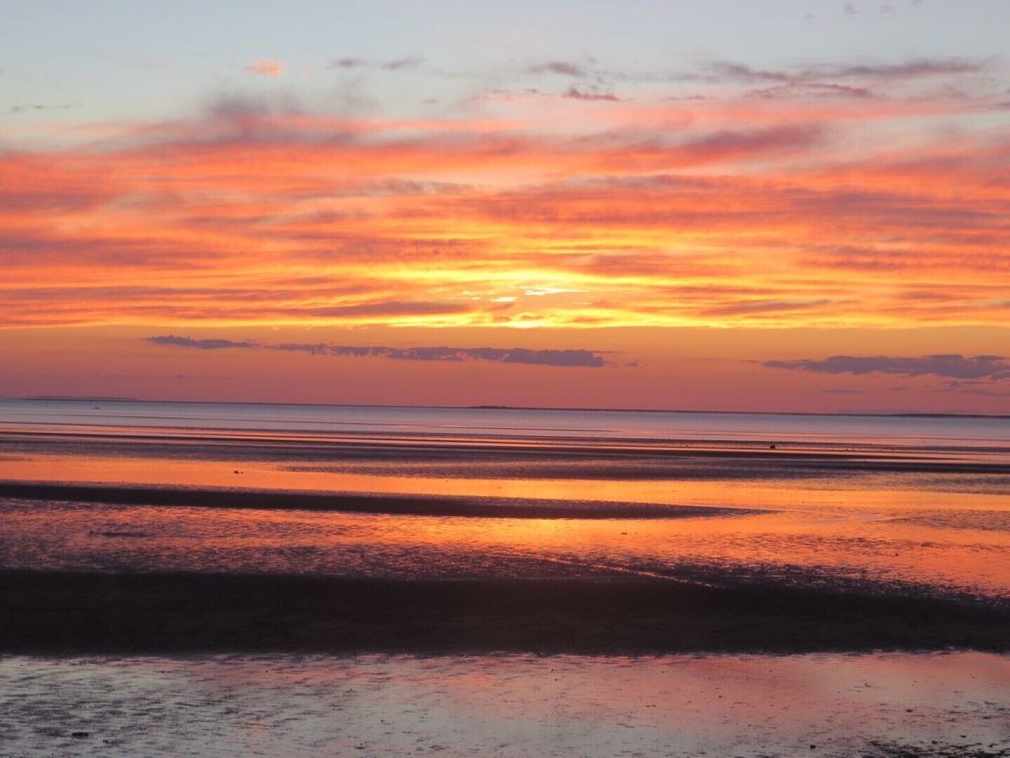 Great  Fam Home, Central Air, 2-minute walk to Private Bay Beach