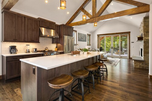 New! Miners Camp Stunner! Heart of Suncadia Resort | Year Round Specials!