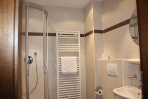 Standard Single Room | Bilik Mandi | Pancuran mandi, pengering rambut, tuala disediakan, tisu tandas 