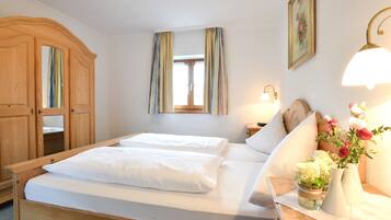 Comfort-Doppelzimmer | Allergikerbettwaren, Schreibtisch, kostenloses WLAN, BettwÀsche