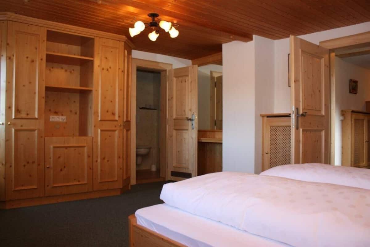 Comfort Double Room | Hypo-allergenic bedding, desk, free WiFi, bed sheets