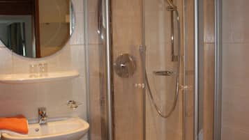 Economy-Doppelzimmer | Badezimmer | Dusche, Haartrockner, Handtücher, Toilettenpapier