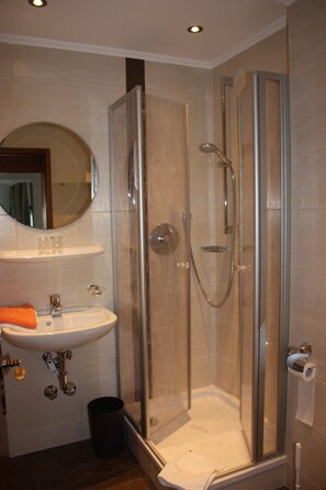 Economy-Doppelzimmer | Badezimmer | Dusche, Haartrockner, Handtücher, Toilettenpapier
