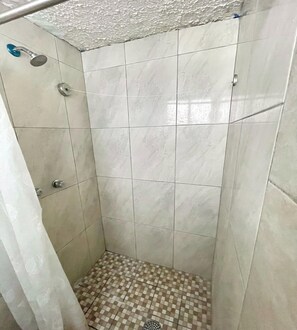 Camera Standard, 1 letto matrimoniale | Bagno | Doccia, asciugamani, sapone, shampoo