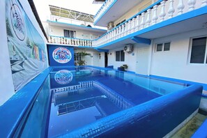 Outdoor pool - OYO Hotel Zihuatanejo Malibu (Zihuatanejo)