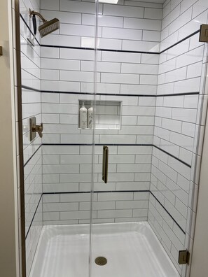Ducha y bañera combinadas, secador de pelo, toallas y jabón