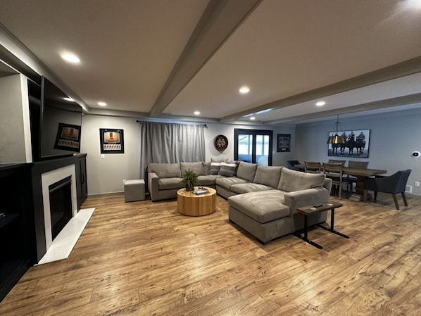 Smart TV, fireplace