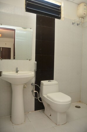 ฝักบัว, ของใช้ในห้องน้ำฟรี, ผ้าเช็ดตัว