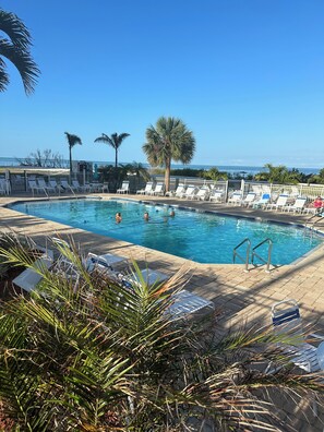 Una piscina al aire libre, una piscina climatizada