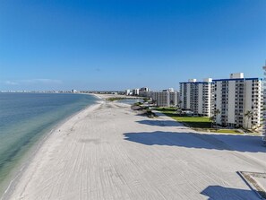 Plage, chaises longues, serviettes de plage
