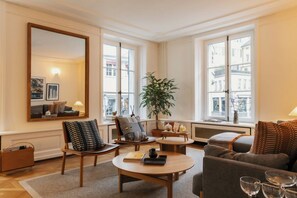 Monocle Townhouse at the Widder Hotel | Wohnbereich | 49-Zoll-Flachbildfernseher mit Digitalempfang, Fernseher