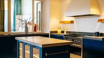 Historic 3-Bedroom Apartment with private Patio | Eigene Küche | Ofen, Geschirrspüler, Espressomaschine