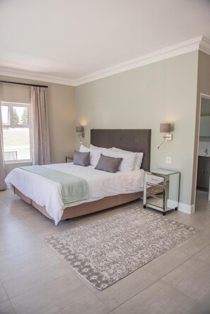 Premium bedding, in-room safe, individually decorated - The Whale on Main B&B (Hermanus)