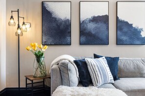 تلفزيون ذكي، ألعاب فيديو، كُتُب