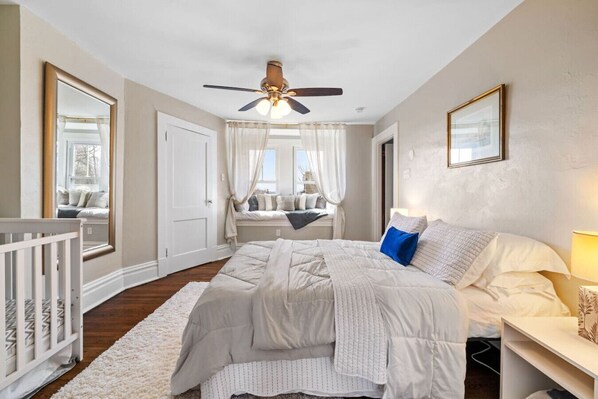 2 عدّة غرف نوم ومكتب ومكواة/لوح كي وسرير سفر