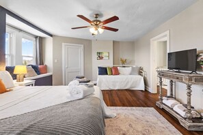 5 bedrooms, desk, iron/ironing board, travel crib