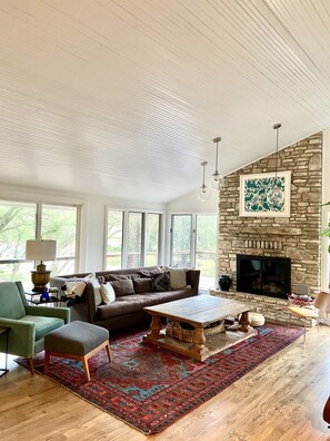 Tv, pejs, bøger, stereoanlæg