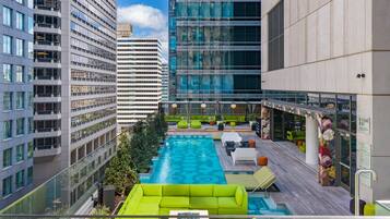 Una piscina al aire libre, cabañas de piscina (de pago), sombrillas