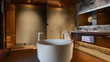 Amenidades de baño de diseñador, secadora de cabello, batas, toallas