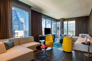 Suite, 1 soverom (High Floor) | Oppholdsrom | En 65-tommers smart-TV med digitale kanaler samt TV og Netflix