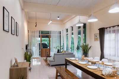 Casa familiar acogedora y privada, paisaje de campo de arroz