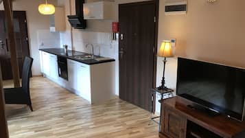 Apartment, 1 Bedroom (5) | Private kitchen | Fridge, microwave, oven, stovetop