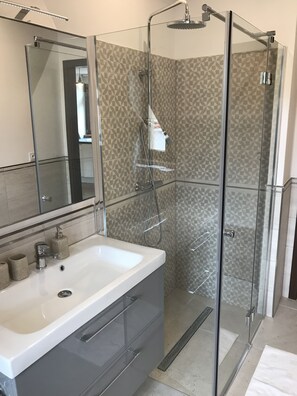 Studio Suite (3) | Bathroom | Shower, hair dryer, heated floors, towels - Drzewna Apartments (Zielona Gora)