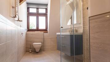 Apartment, 1 Bedroom (6) | Bathroom | Shower, hair dryer, heated floors, towels
