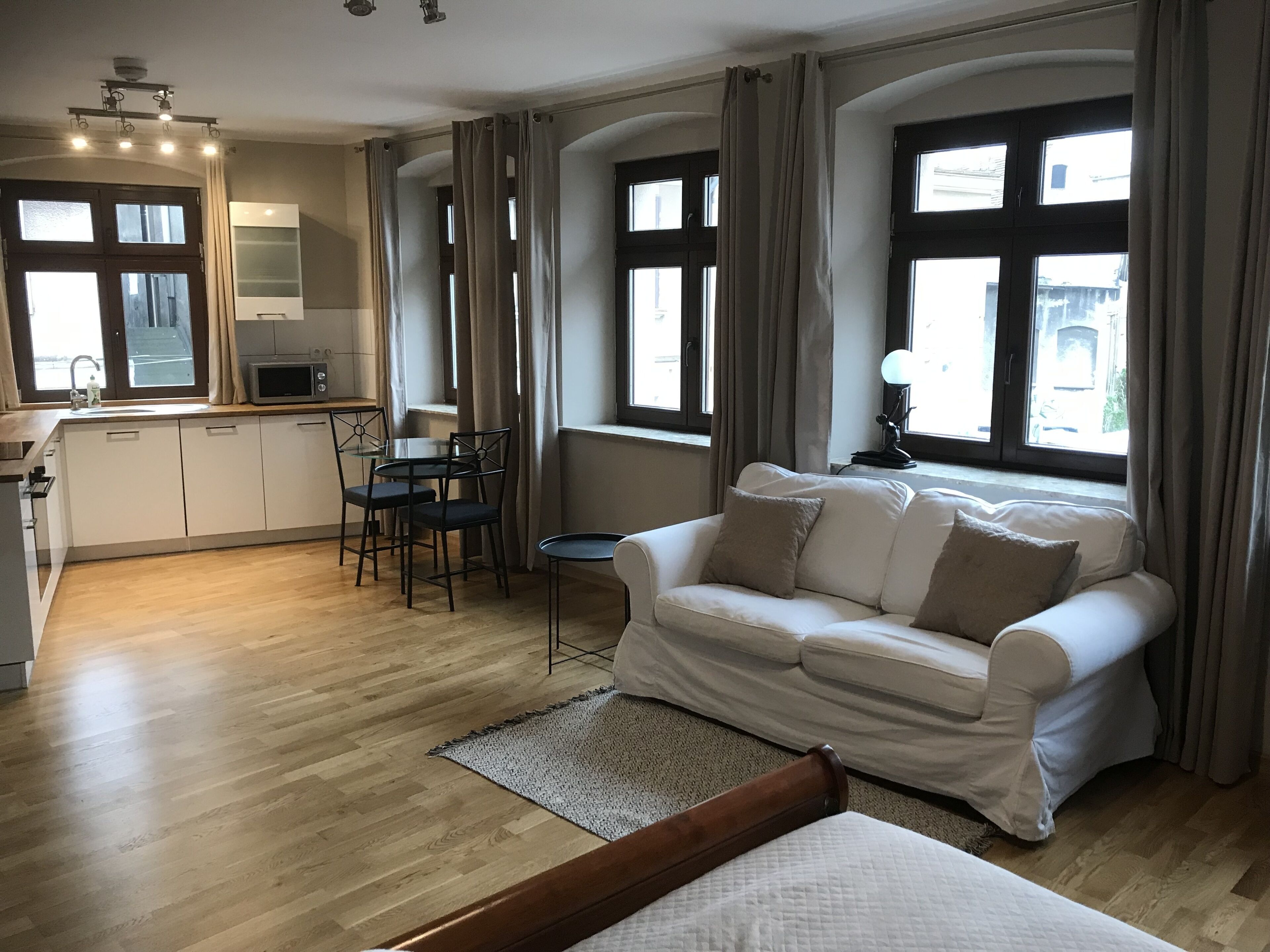 Studiosuite (3) | Wohnbereich | 32-Zoll-Flachbildfernseher mit Digitalempfang, Fernseher