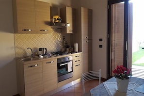 Frigorifero, forno, piano cottura, macchina per tè/caffè