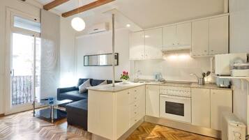 Studio (21) | Privékeuken | Een koelkast/vriezer, een magnetron, een kookplaat