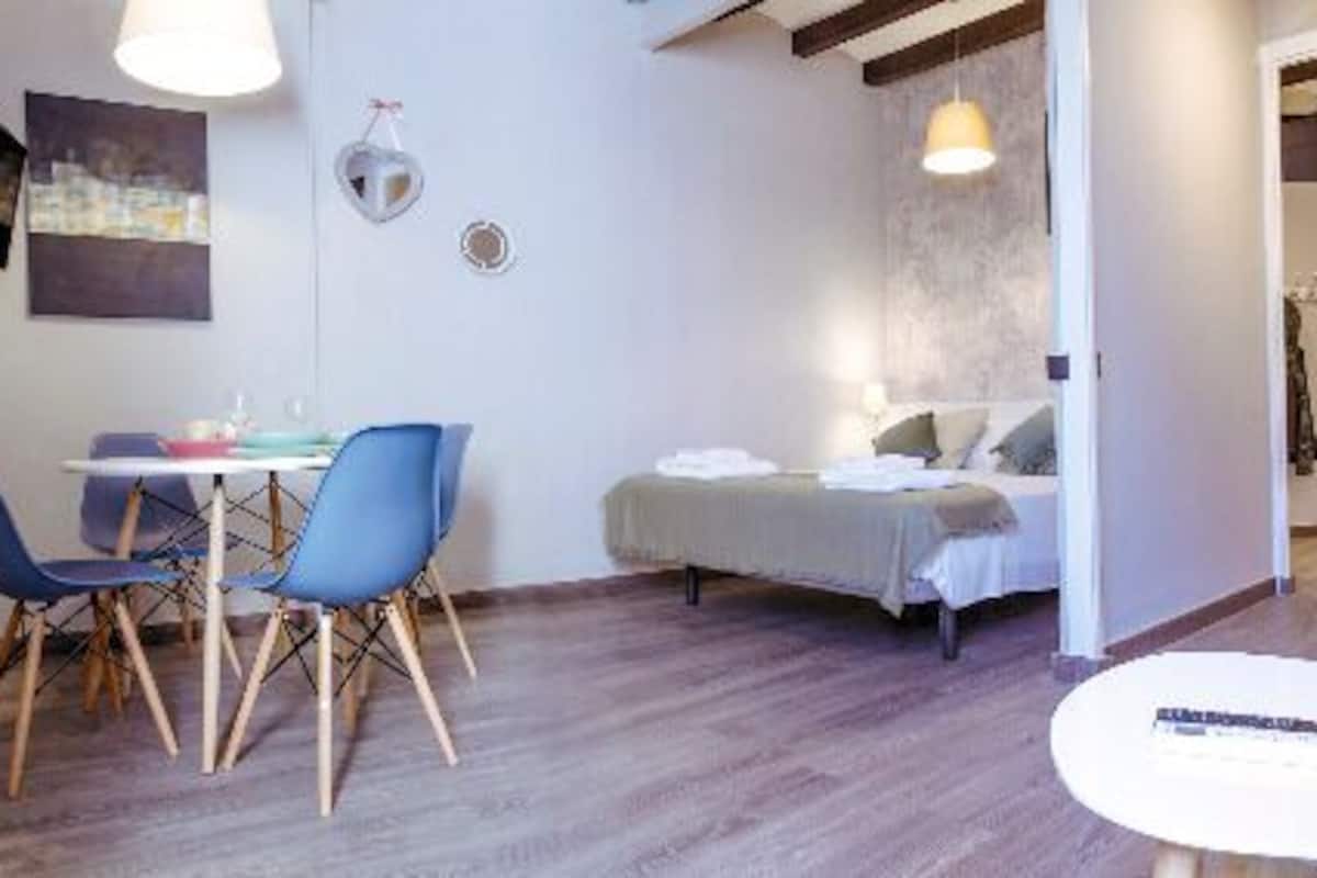 Studio (42) | 1 bedroom, down duvets, desk, laptop workspace