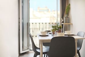 Apartment, 1 Bedroom (52) | In-room dining - Suite Place Barcelona Diputació (Barcelona)