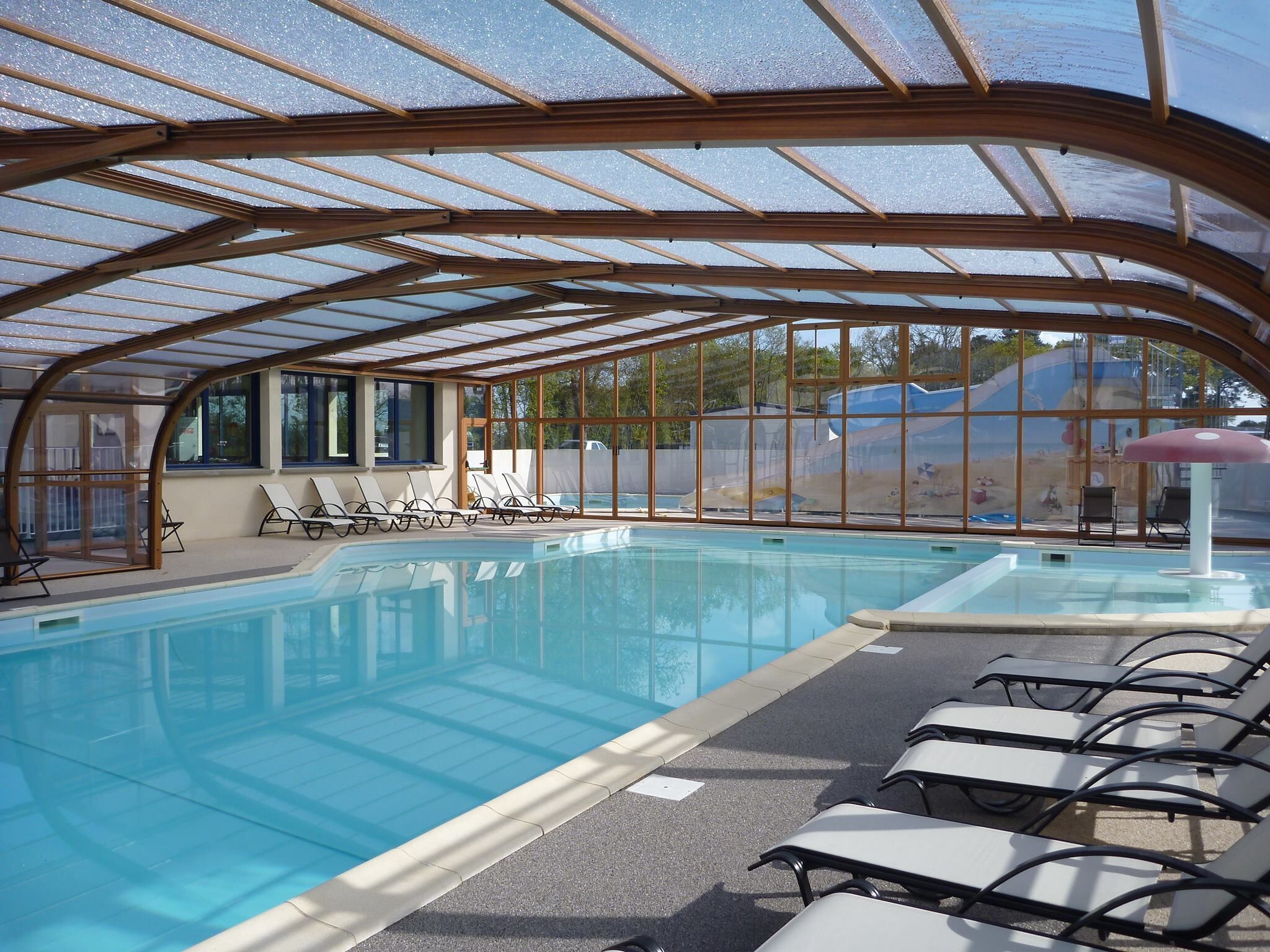 Kolam renang indoor dan kolam renang outdoor musiman