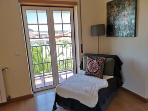 Deluxe Suite, Jetted Tub | Individually decorated, iron/ironing board, free cribs/infant beds - Happy Home Obidos (Obidos)