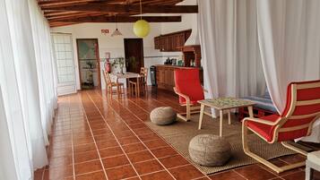 Panoramic Bungalow | Living room | Flat-screen TV