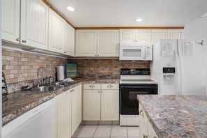 Condo, 2 habitaciones | Cocina privada | Refrigerador, horno, cafetera y tetera y tostadora