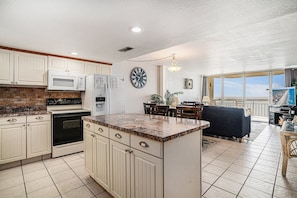 Condo, 2 habitaciones | Cocina privada | Refrigerador, horno, cafetera y tetera y tostadora