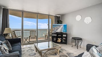 Condo, 2 habitaciones | Área de sala de estar