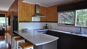 Private kitchen - Eagles Nest Cottage (Inverloch)