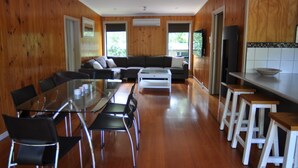Living room - Eagles Nest Cottage (Inverloch)
