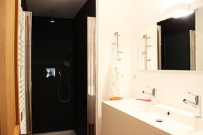 Shower, hair dryer, towels - Typical Tuscan farmhouse in charming position between Panzano -Greve in Chianti (Greve in Chianti)